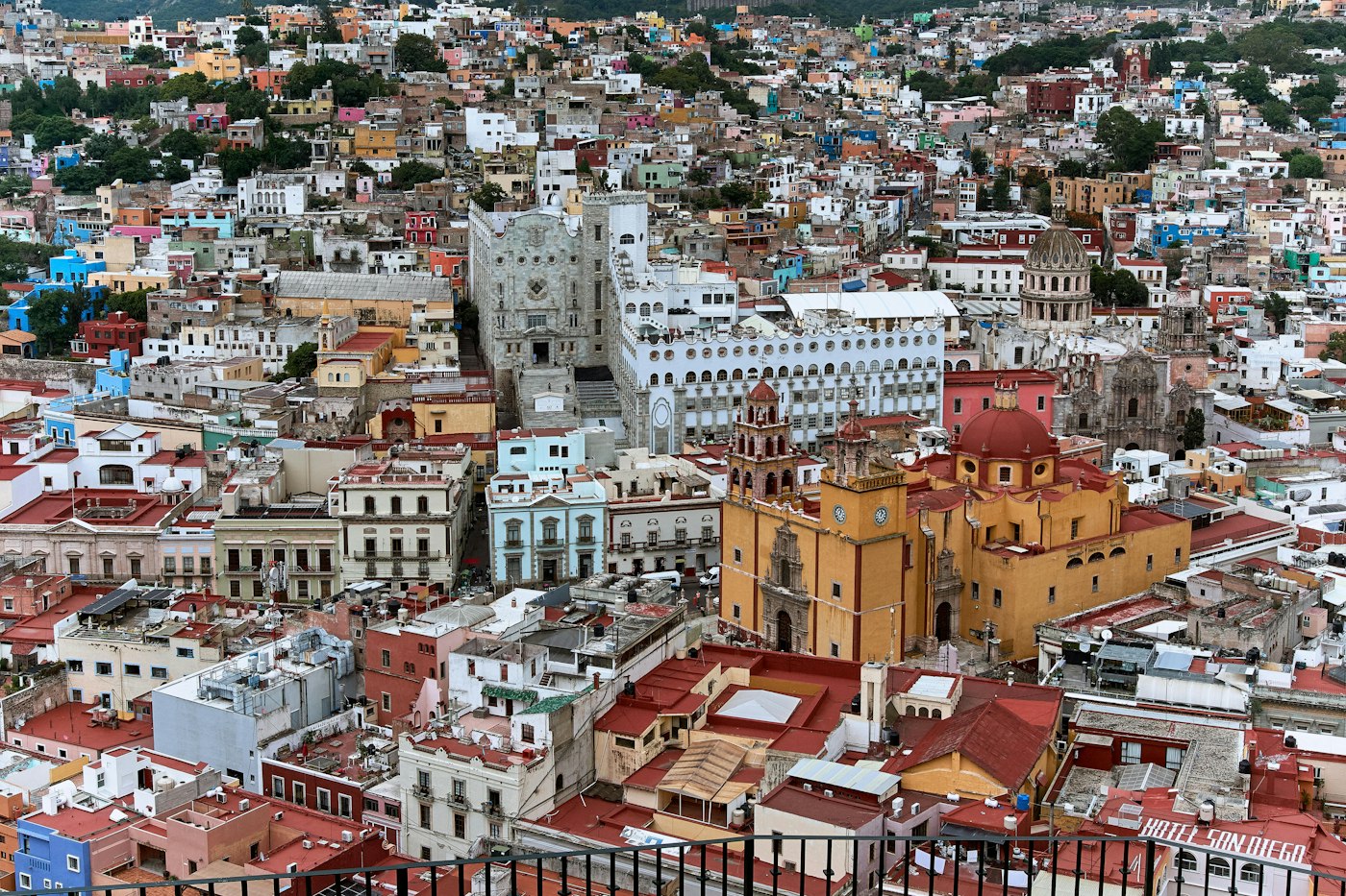 Kolorowa zabudowa Guanajuato w Meksyku.
